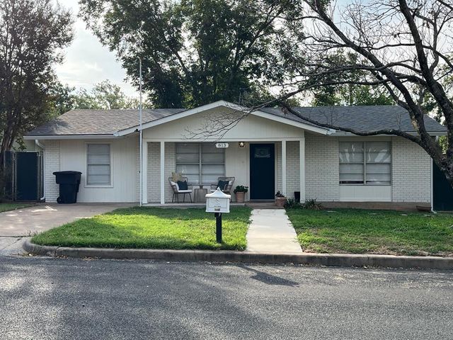 $2,000 | 813 North Edison Street | Fredericksburg