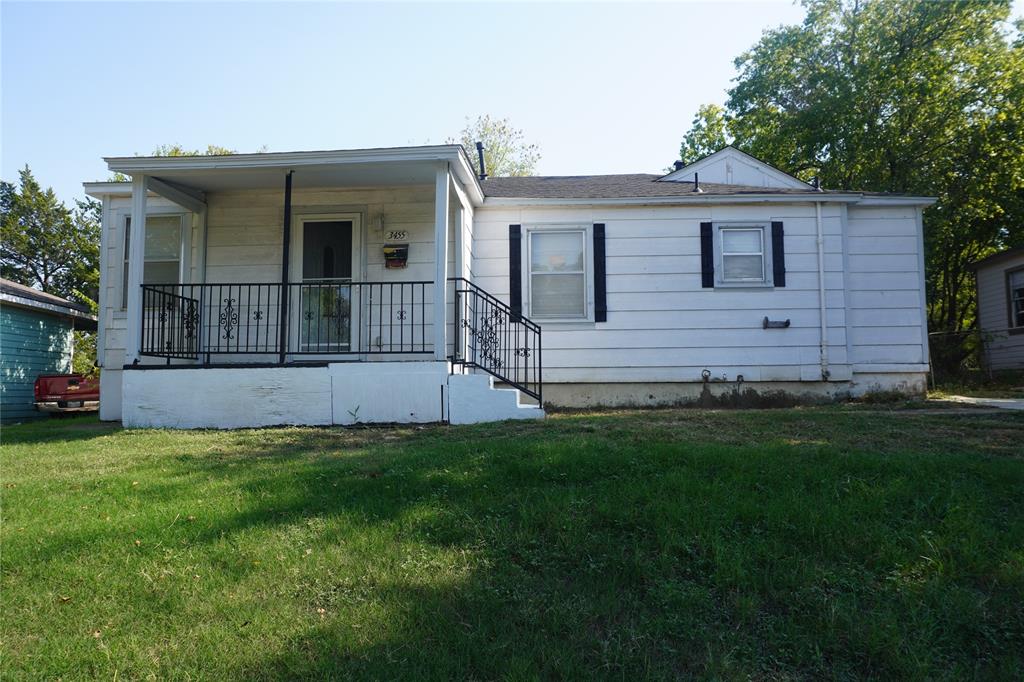 a view of a house with a backyard