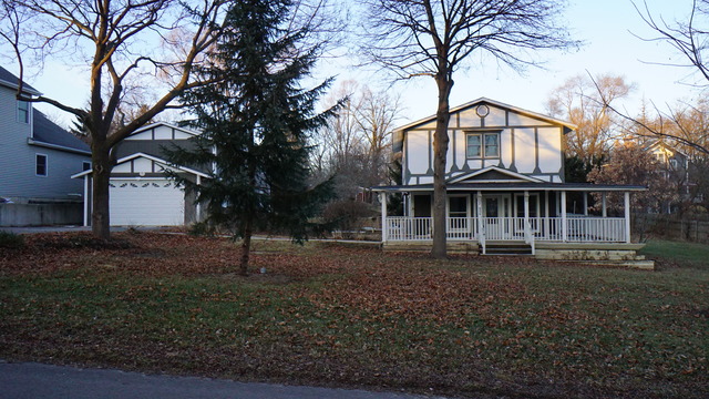 a view of house with a yard