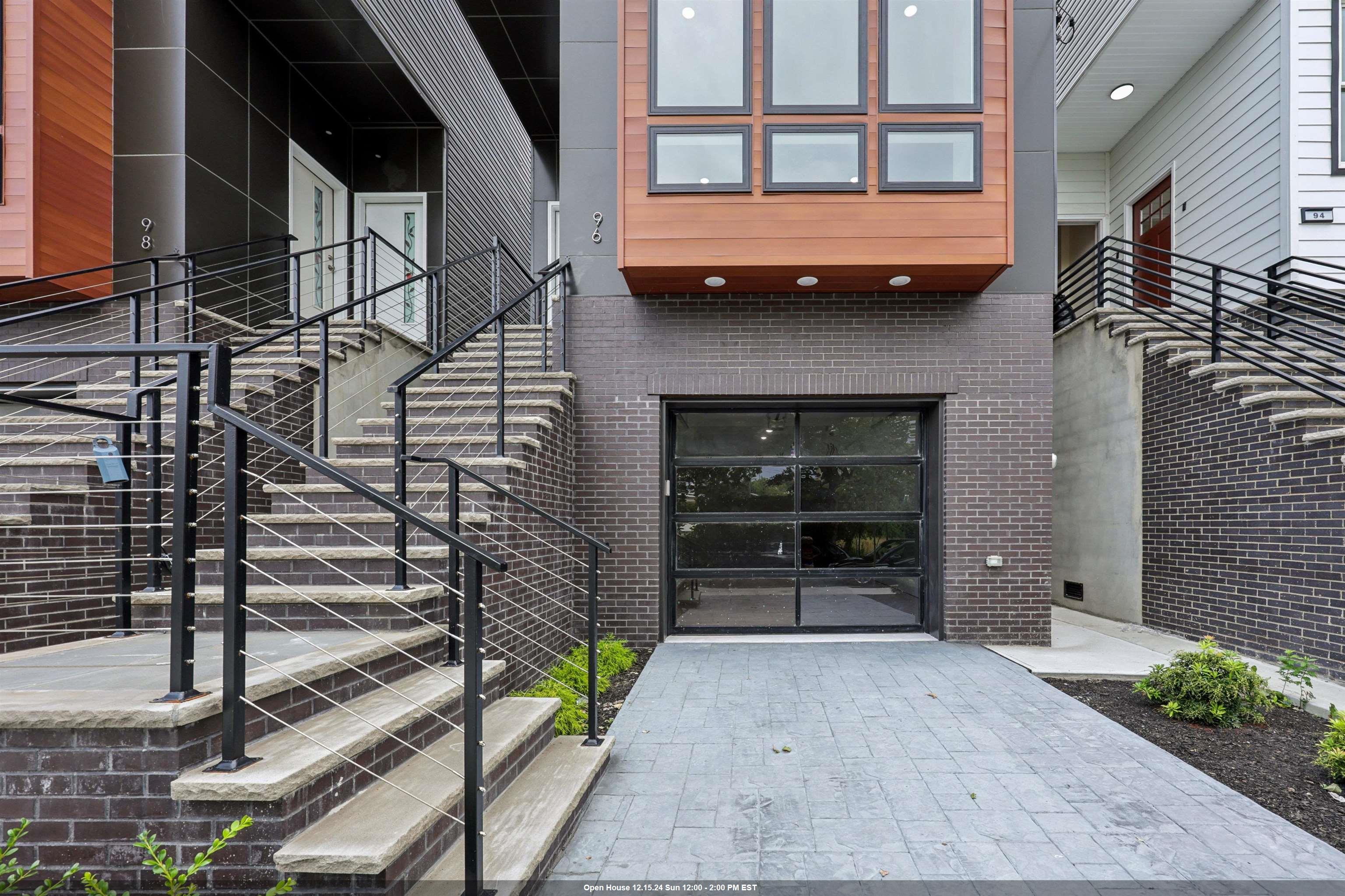 a view of entryway with a house