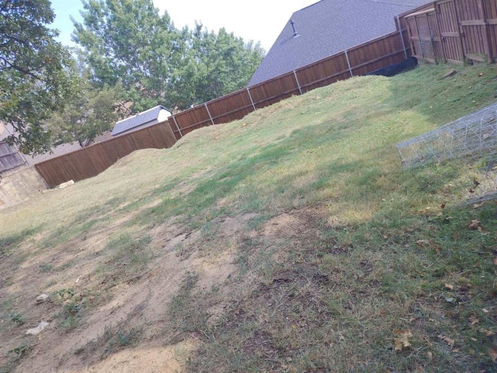 a view of a yard with a house