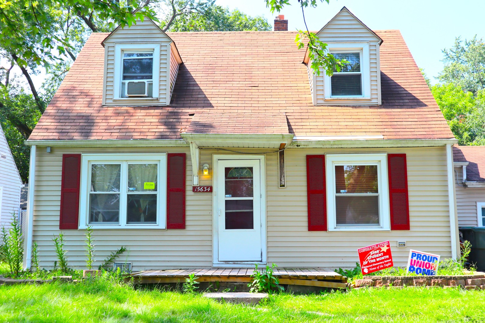 a front view of house with yard