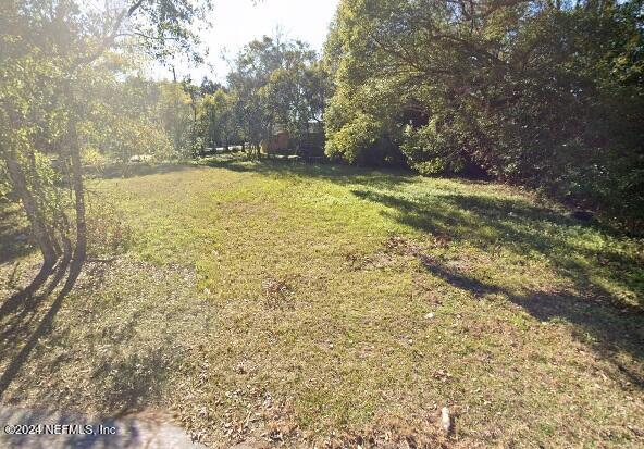 a view of a yard with an trees