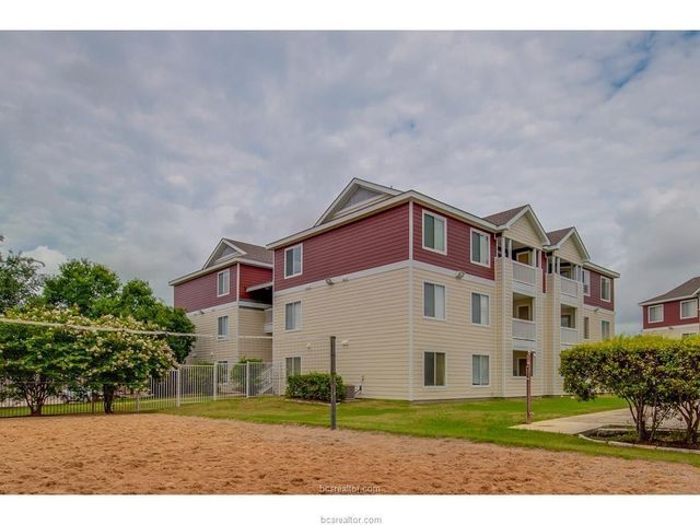 $234,900 | 521 Southwest Parkway, Unit 304 | University Place Condominiums