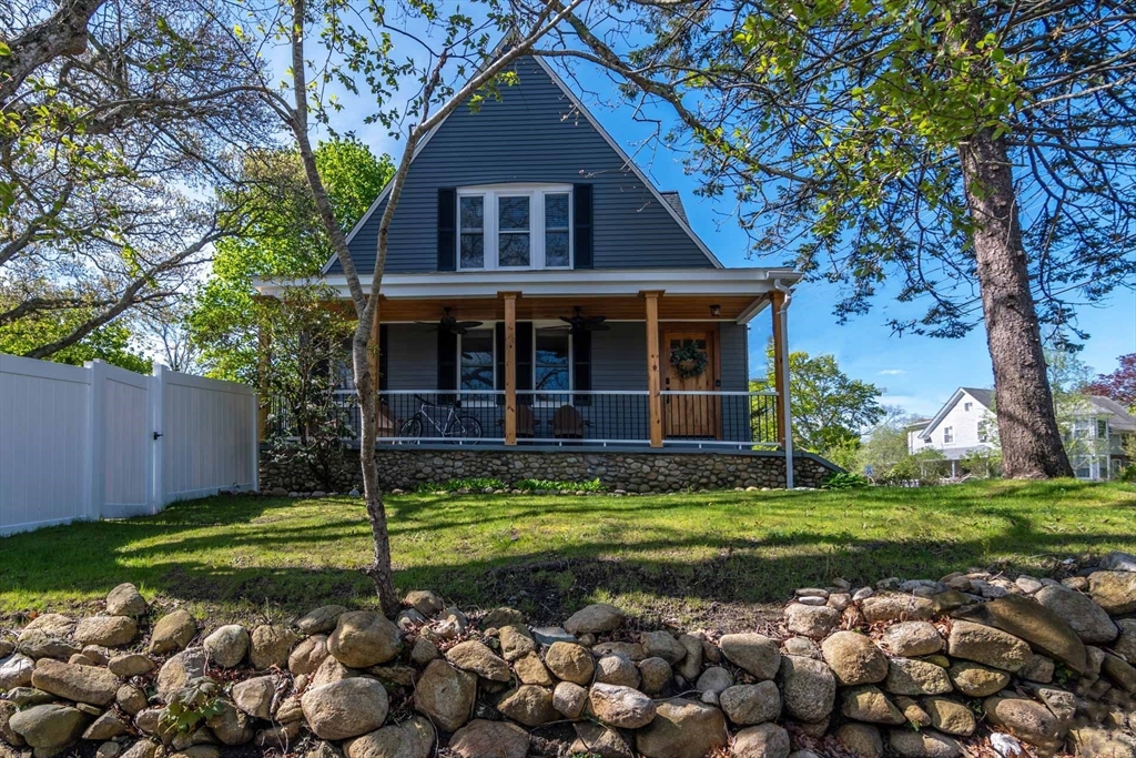 a view of a house with a yard