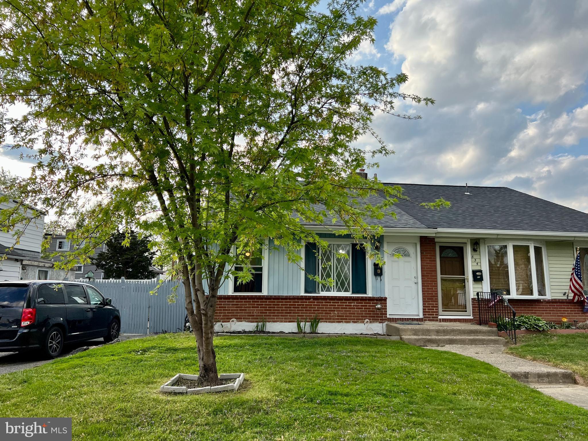 a view of house with a yard