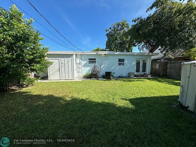 a view of a house with yard and porch