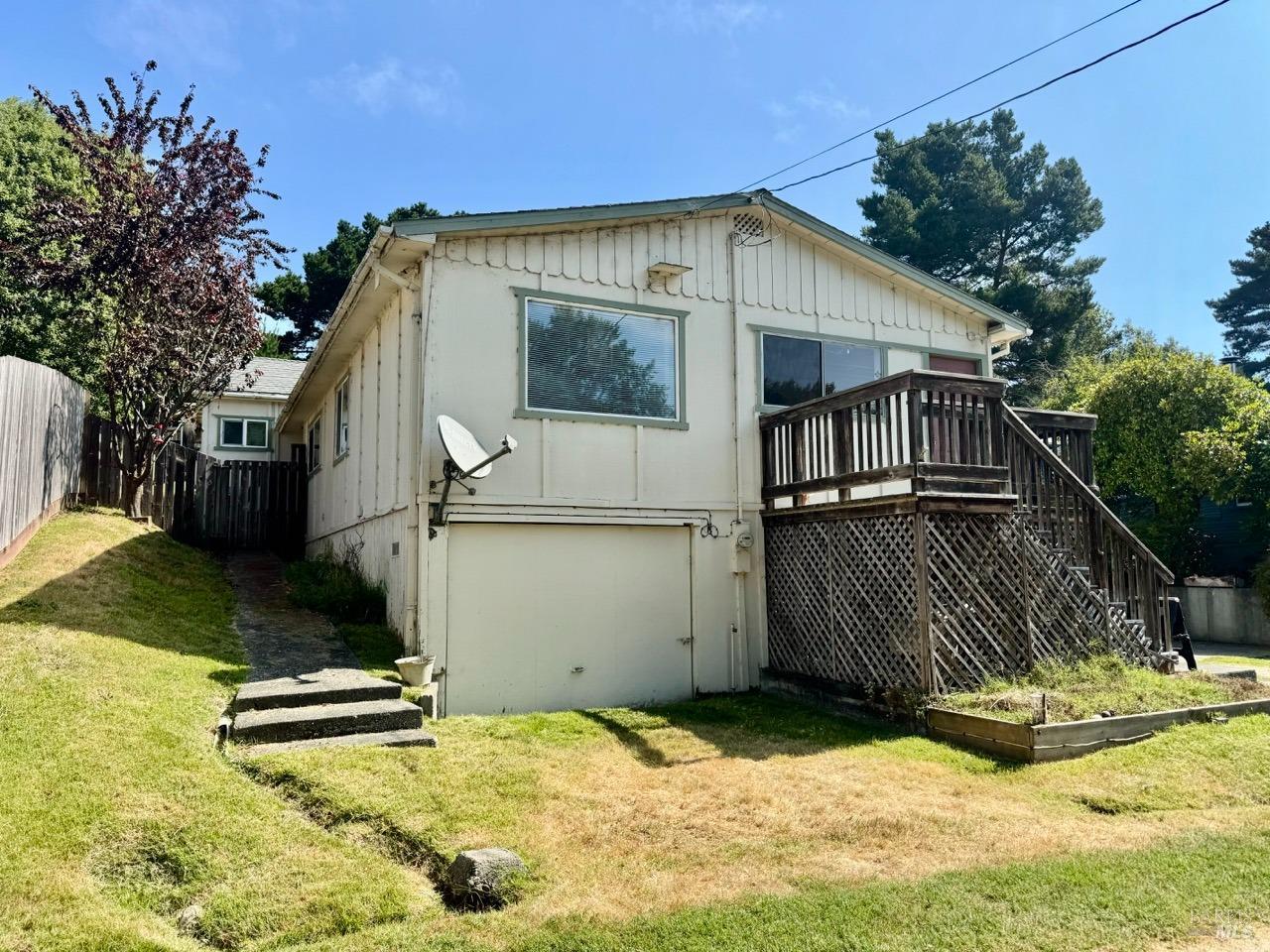 a view of a house with backyard