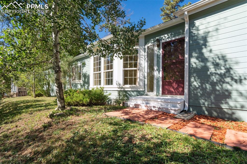 Entrance to property featuring a yard