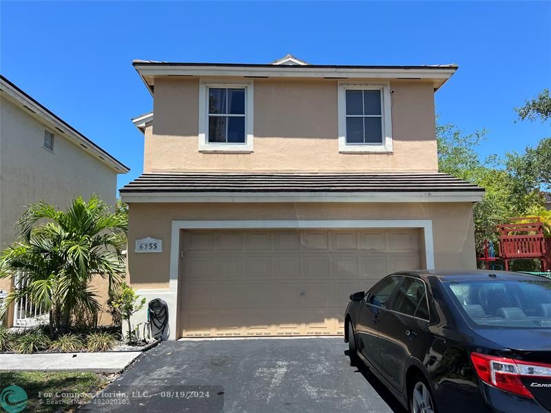 a view of house with car parked