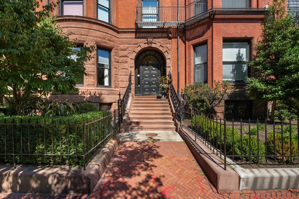 a view of a entrance of the house