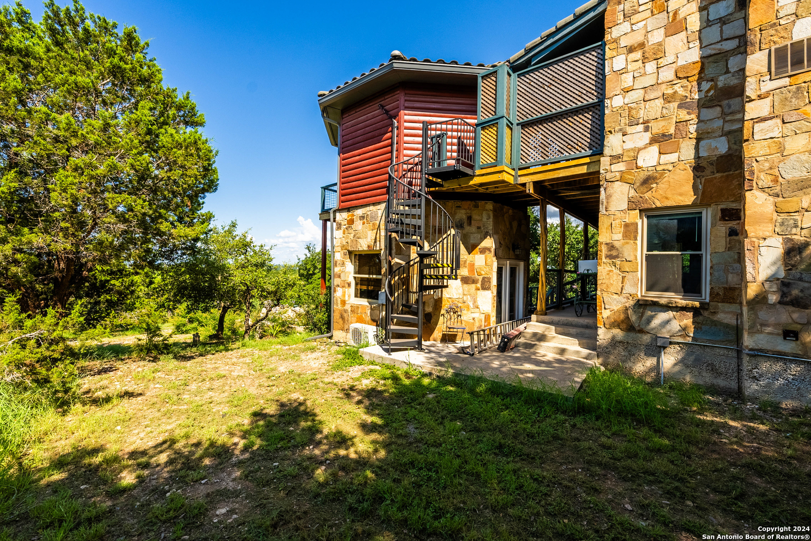 a view of a house with backyard and sitting area