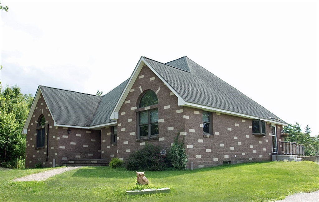 a view of a house with a yard