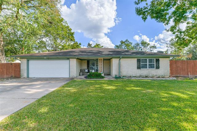 $475,000 | 109 East Shadowbend | Downtown Friendswood