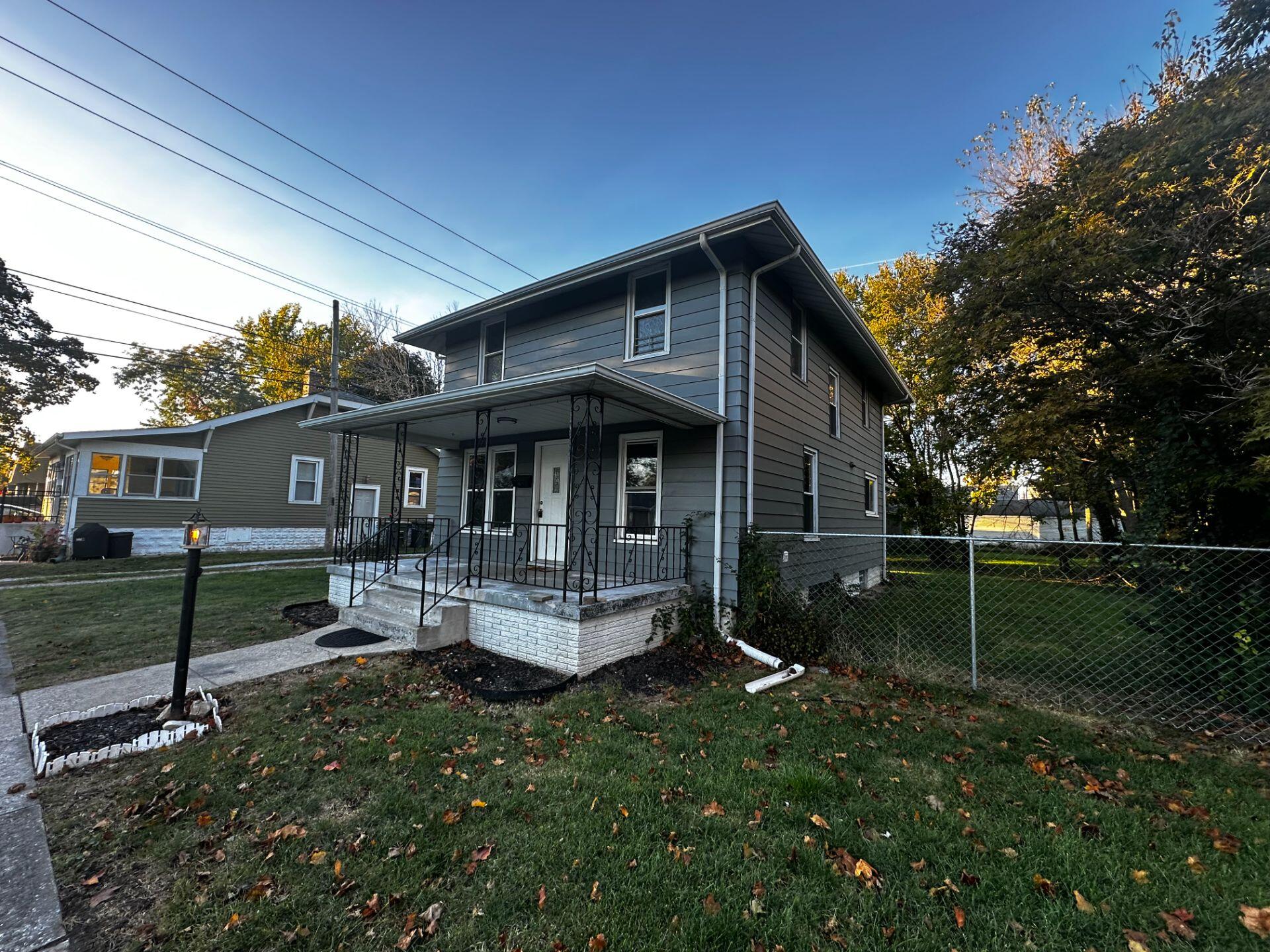 a view of house with a yard