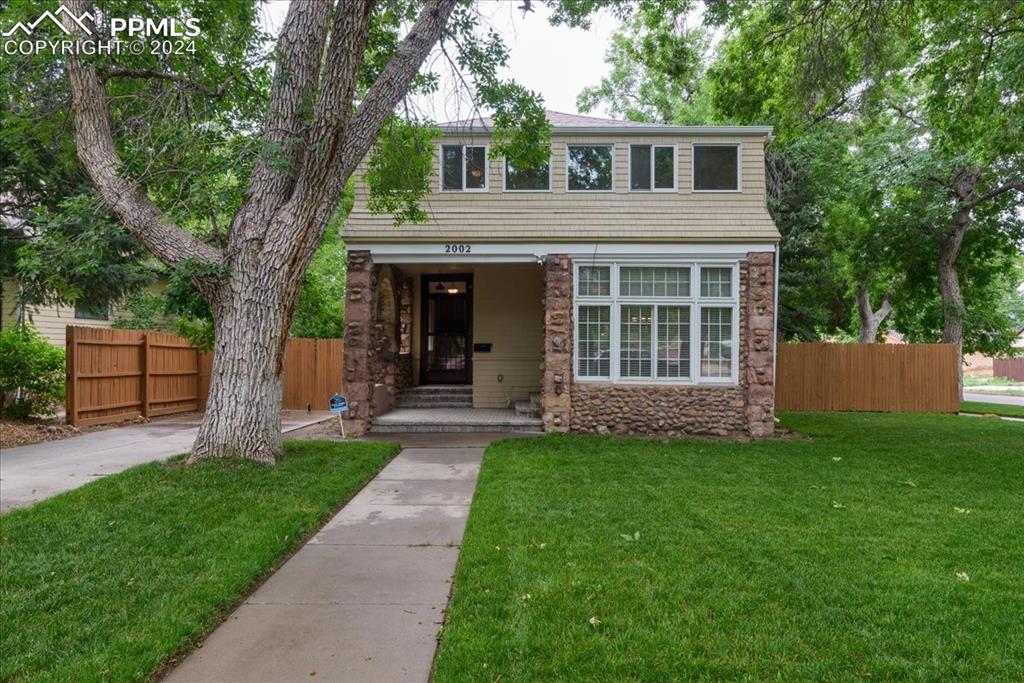 a view of a house with a yard