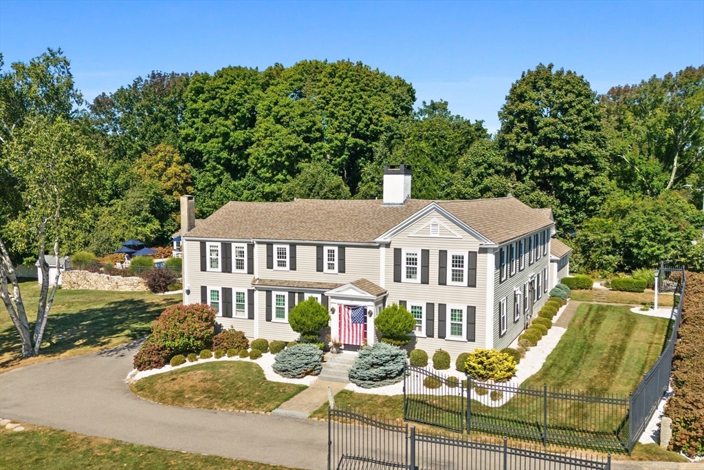 a view of a house with backyard