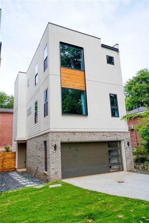 a view of a back yard of the house