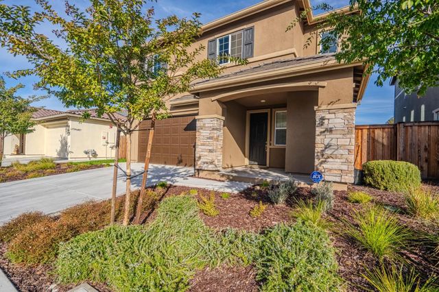 $698,888 | 512 Vanek Drive | South Oakley