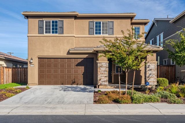 $698,888 | 512 Vanek Drive | South Oakley