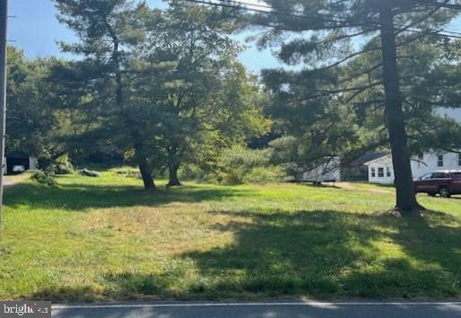 a view of a yard with a house