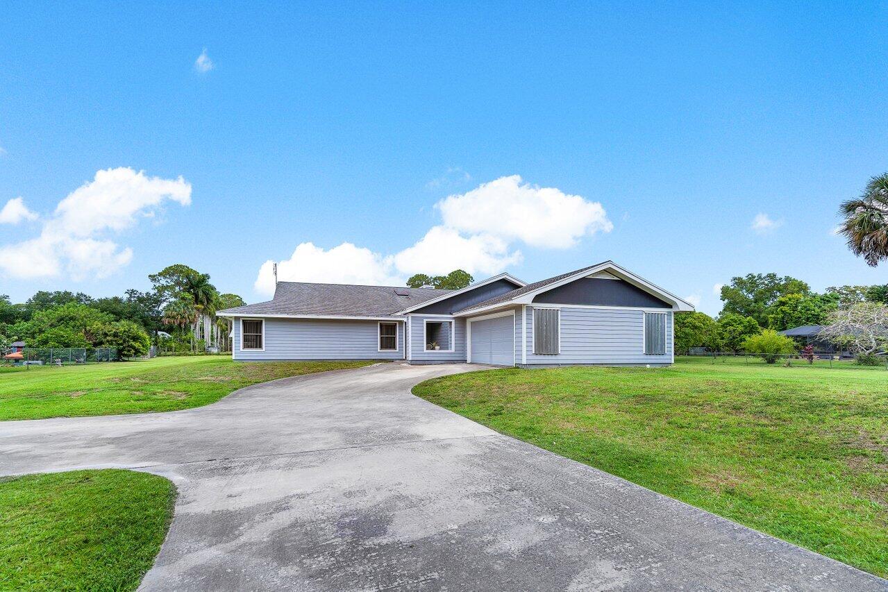 a view of an house with backyard and garden