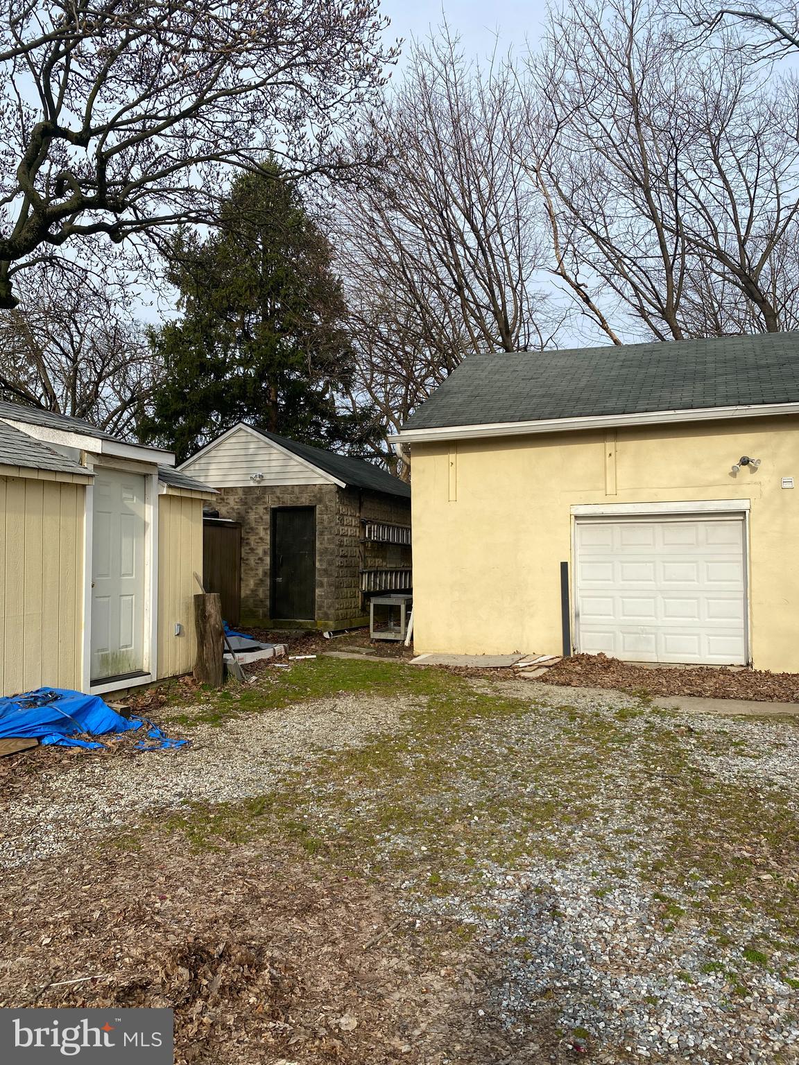 a view of a house with backyard and trees