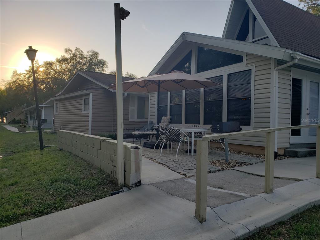 a view of a house with backyard