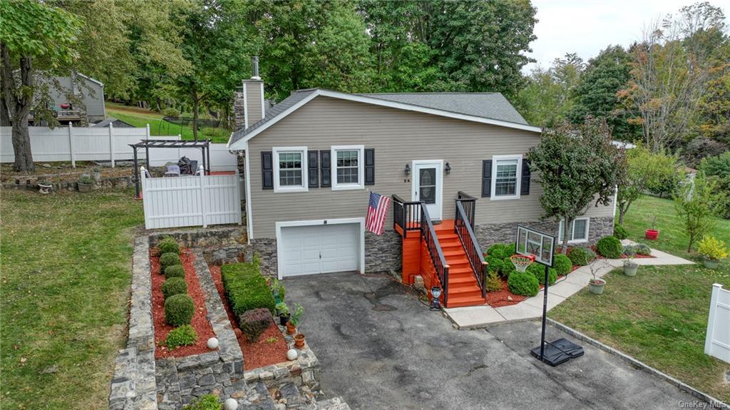 a view of a house with backyard