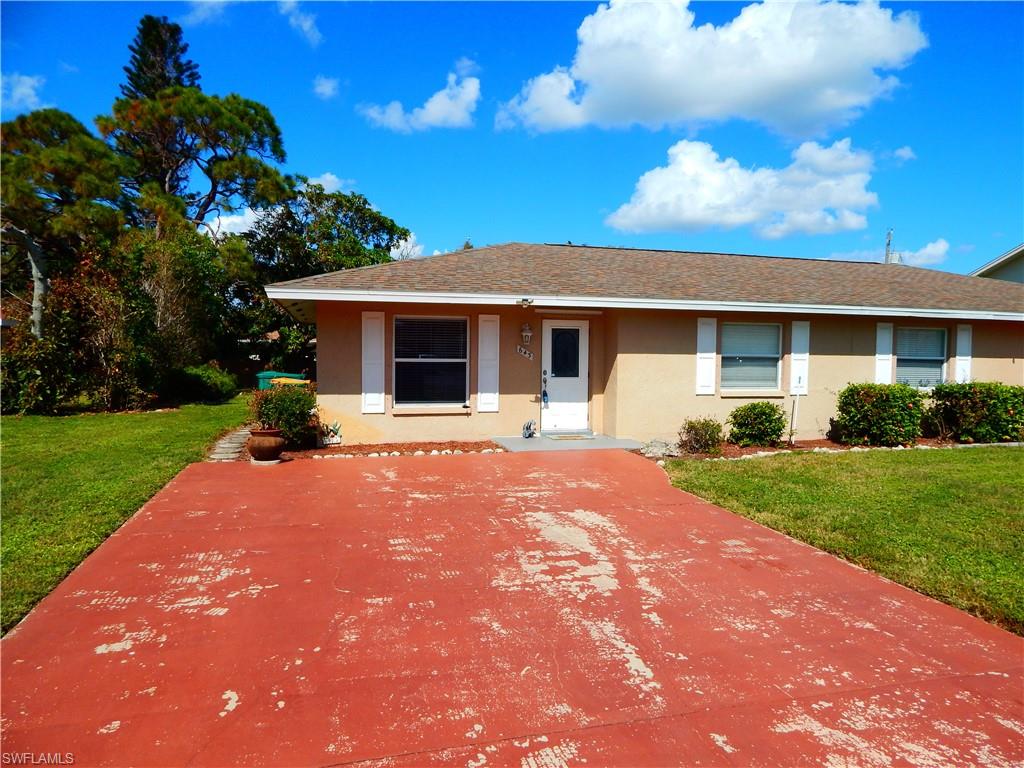 View of front facade with a front yard