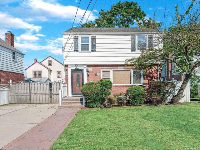 $699,000 | 246 Woodfield Road | West Hempstead