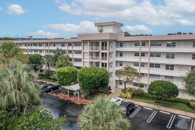 $2,600 | 3850 Oaks Clubhouse Drive, Unit 307 | Palm Aire