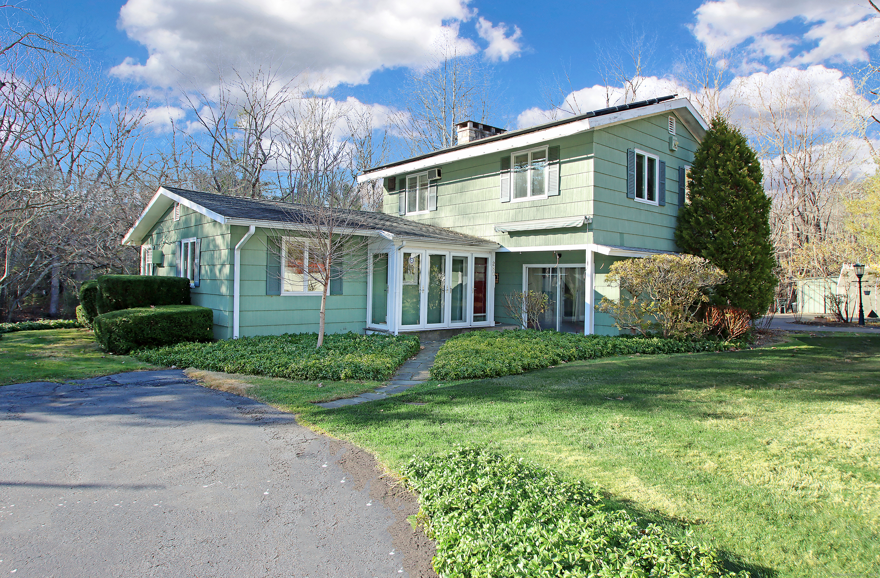 second view front of house/ also second driveway