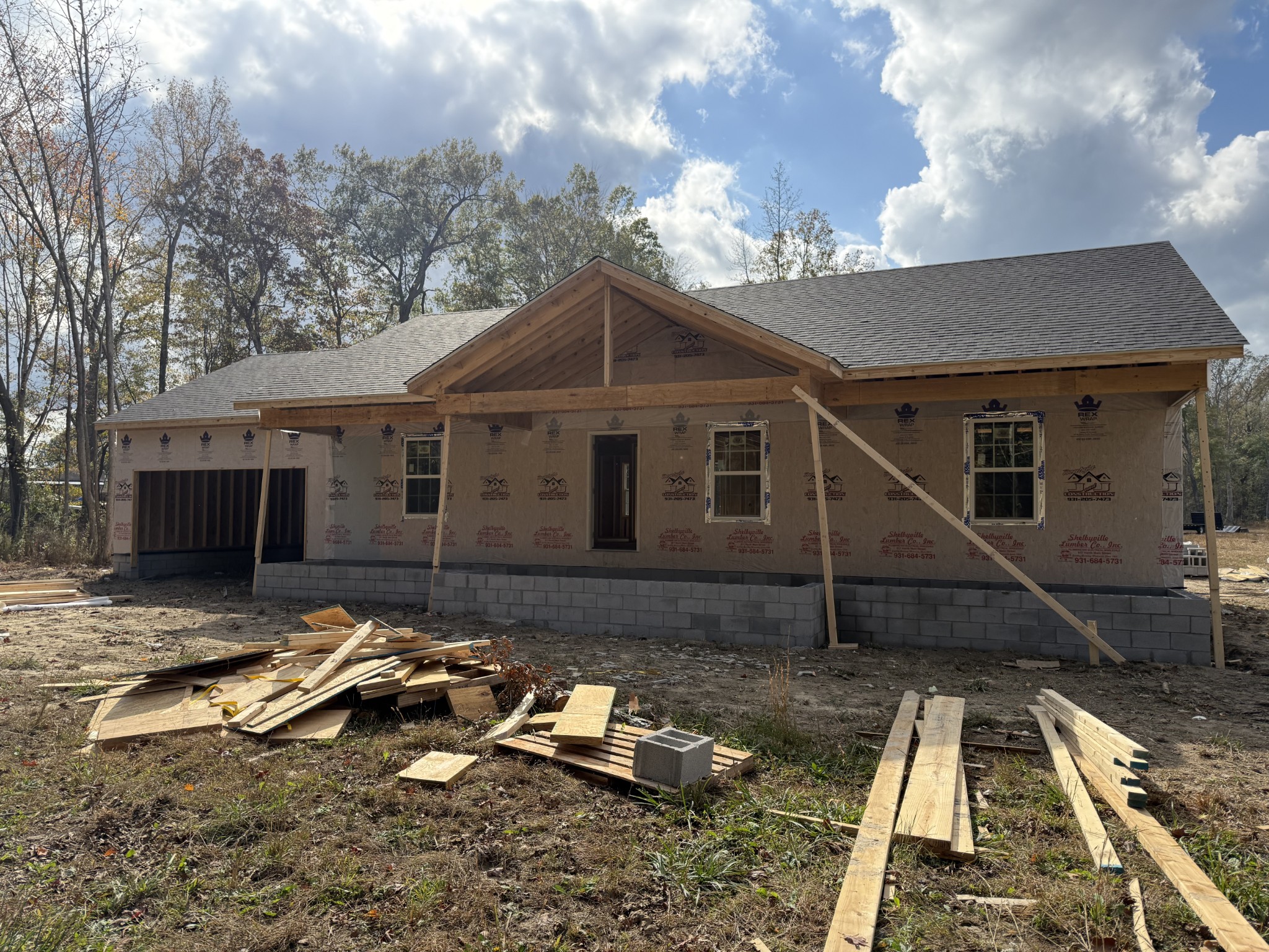 a view of a house with backyard