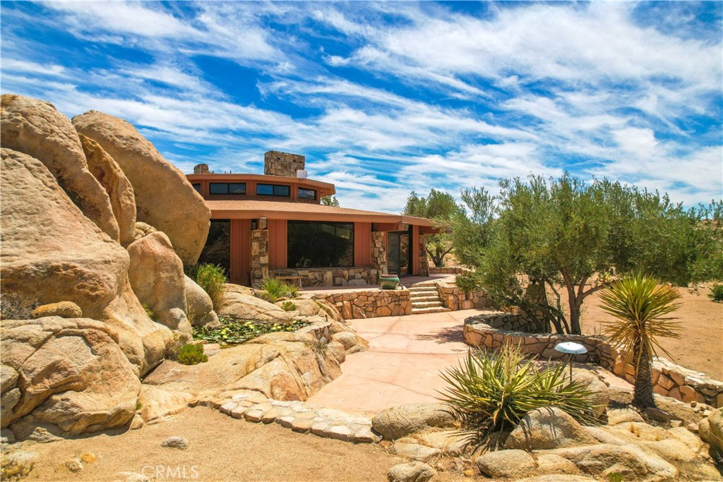 a view of a backyard of the house