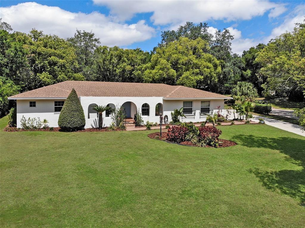 a view of a house with backyard