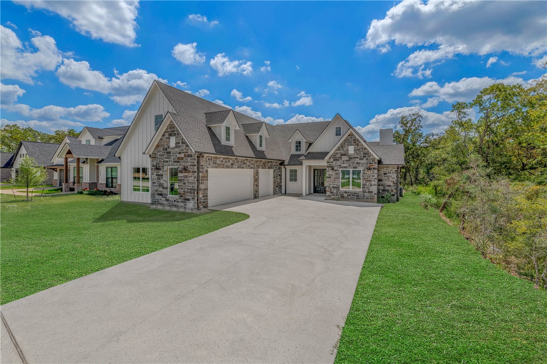 View of front facade featuring a front yard and a