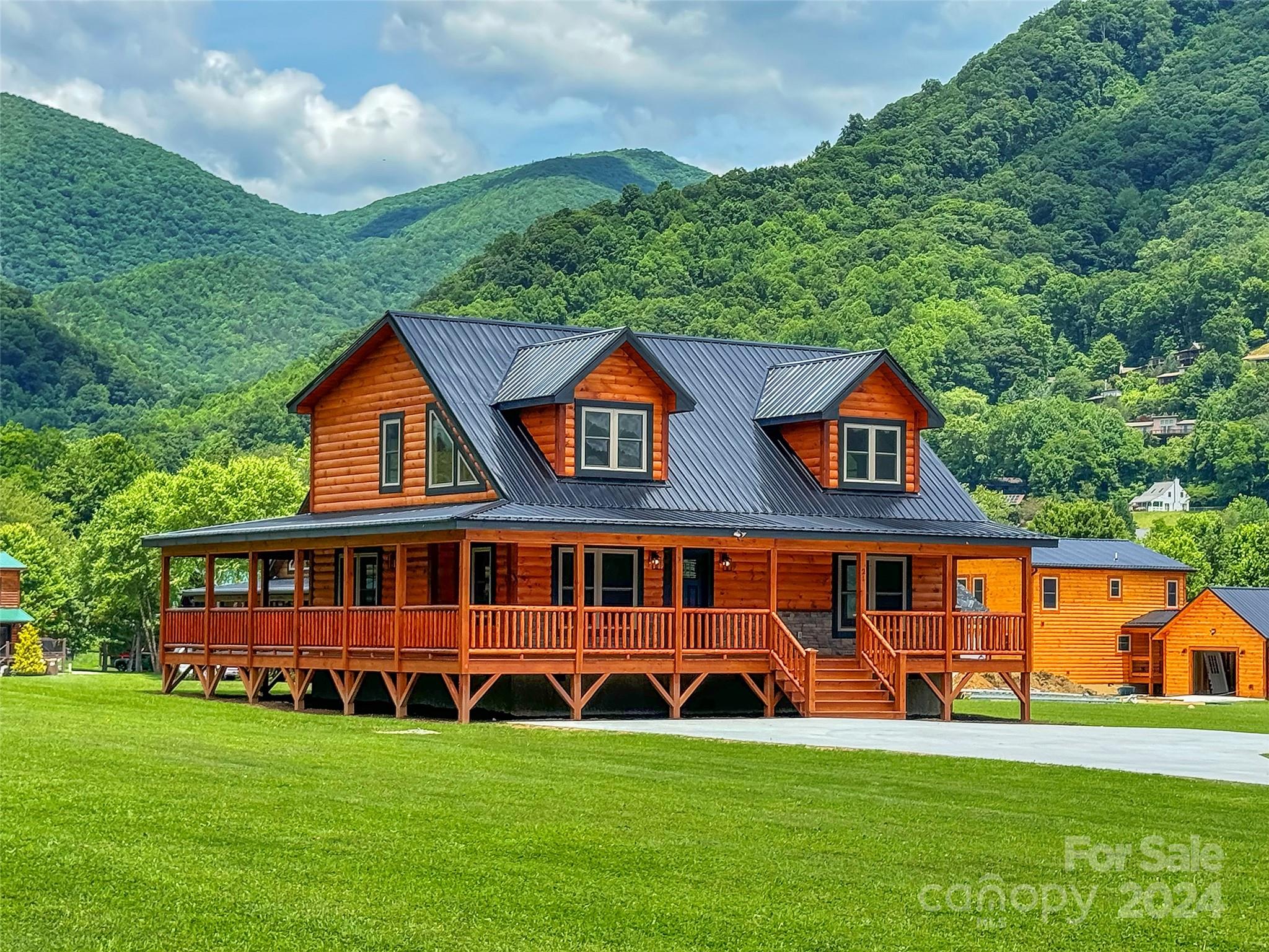 a view of a yard in front of house