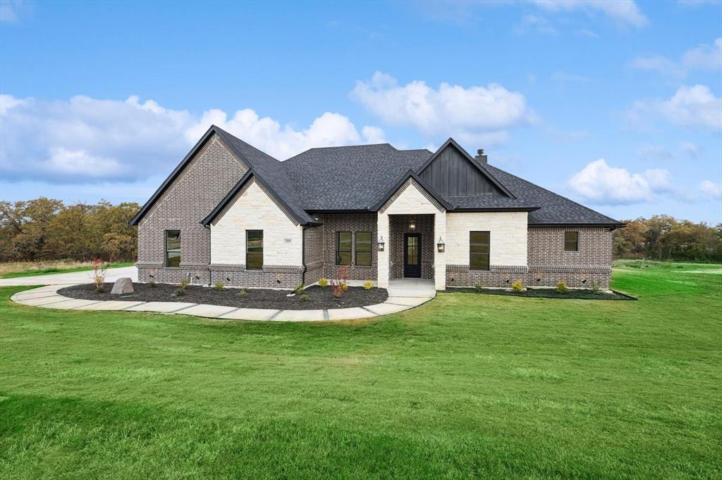 a view of a house with a yard and front view of a house