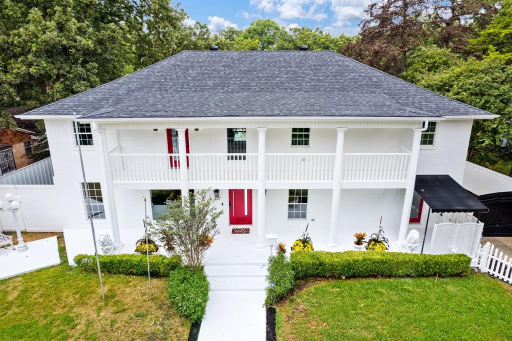 a front view of house with yard