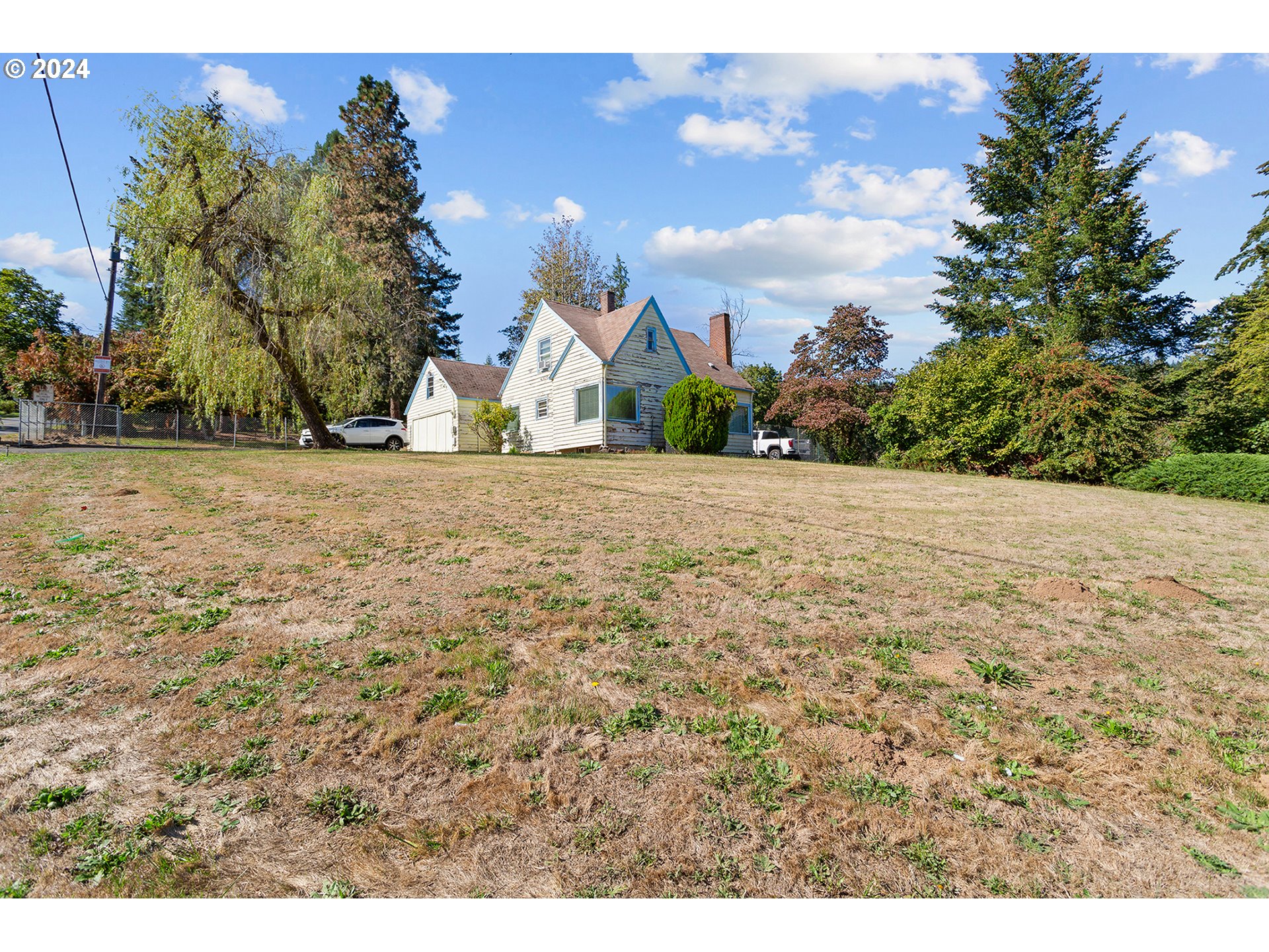 a view of a yard with a house