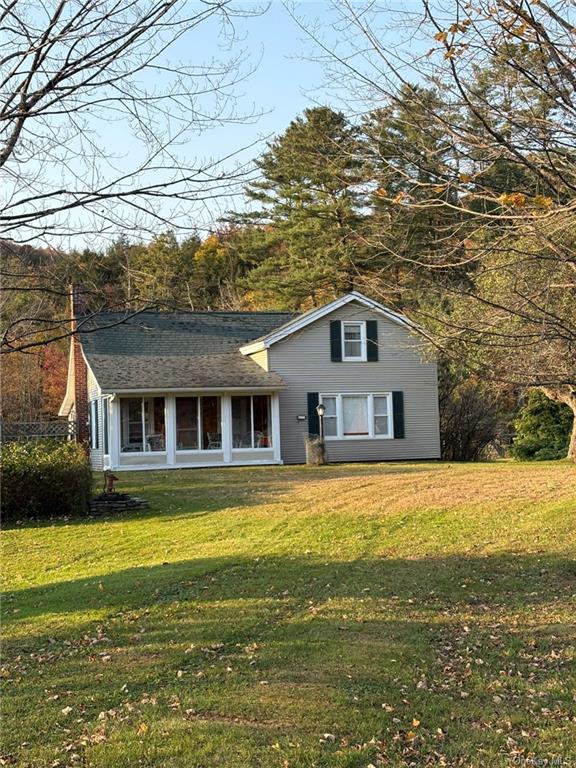 View of front facade featuring a front yard