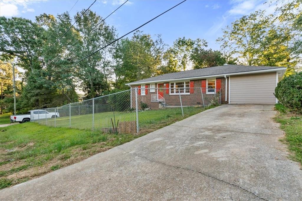 a view of a house with backyard and garden