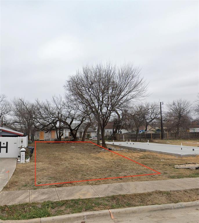 a view of road with yard