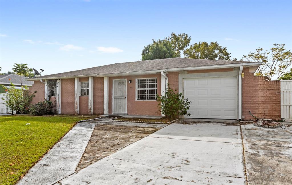 a view of a house with a yard