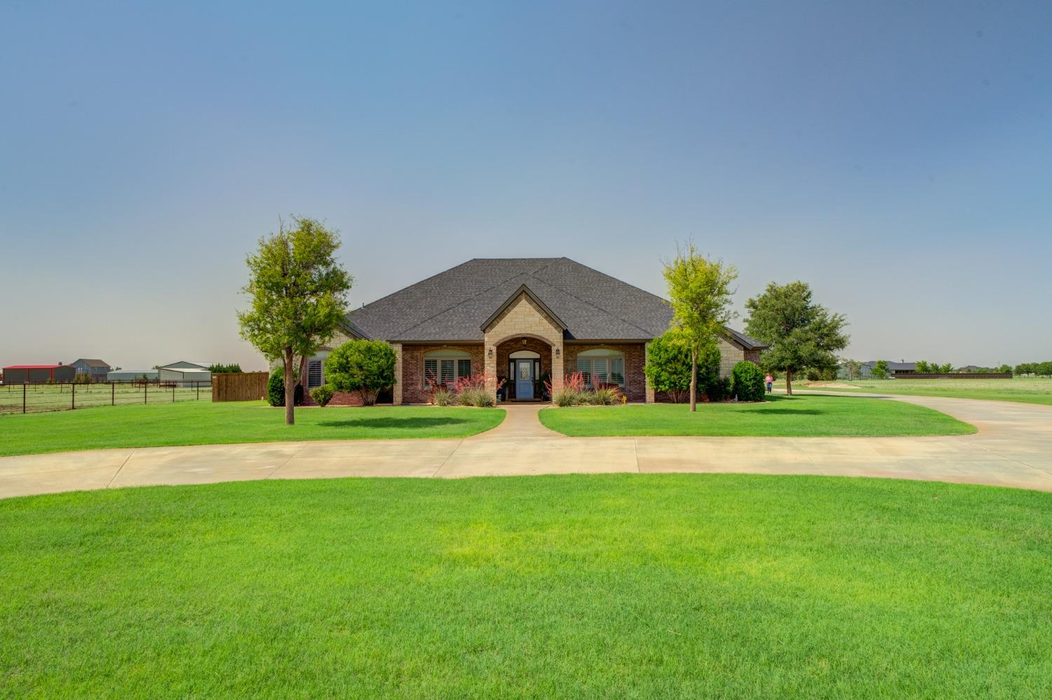 a view of big yard in front of house with green space