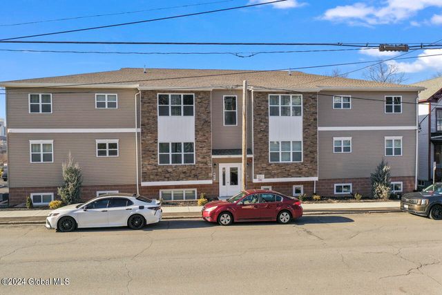 $1,400 | 1311 Broadway, Unit 3 | The Bath