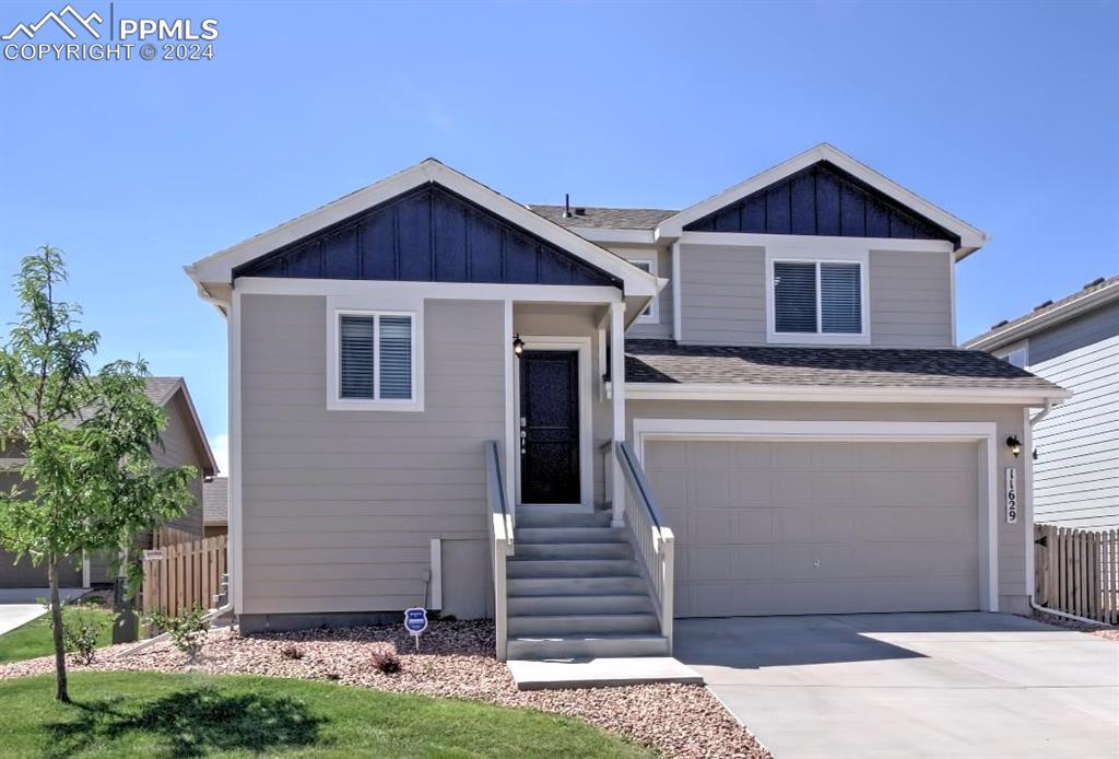 a view of a house with yard and garage