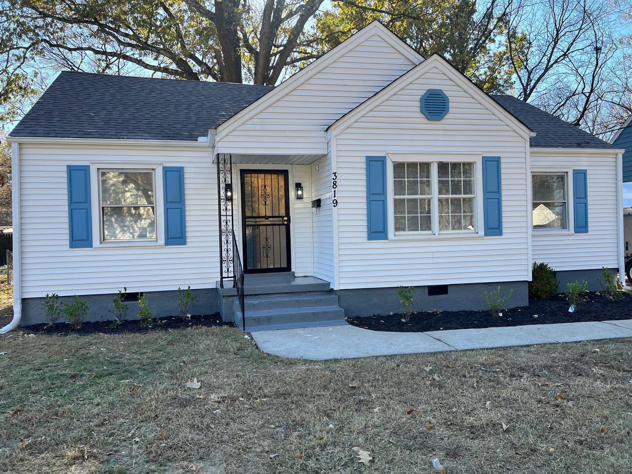 View of front facade featuring a front lawn