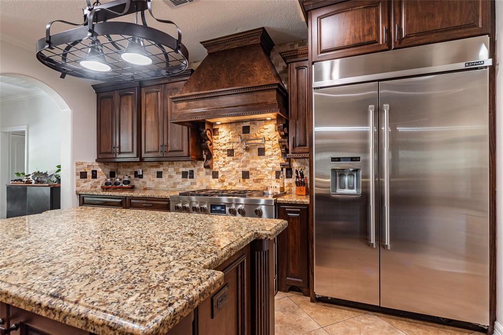 Home looking for Chef! This Kitchen is perfect for creating family meals!